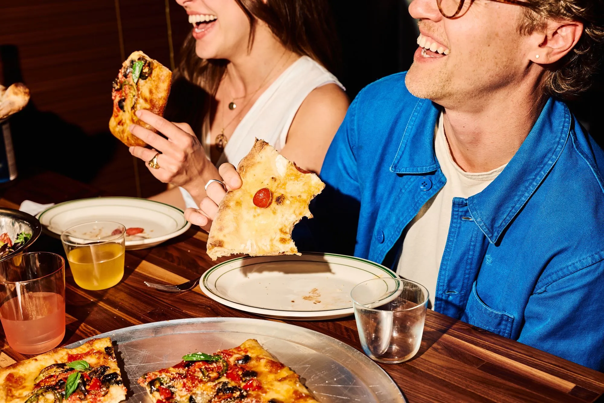 Friends eating pizza